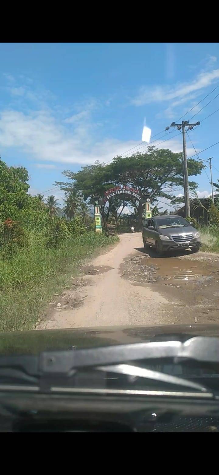 Jalan rusak di Desa Tambiski Nauli tak kunjung diperbaiki