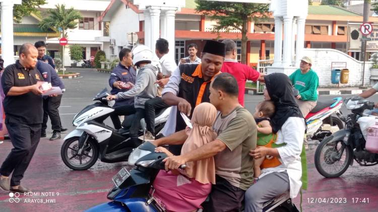 Sosialisasi Soal Hak Pilih, PPK dan Panwaslu Binjai Kota Berbagi Takjil