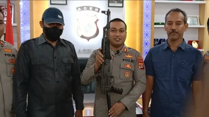 Penyerahan Sepucuk Senpi AK-56 Bekas Anggota GAM Diapresiasi Kapolres Aceh Tamiang.