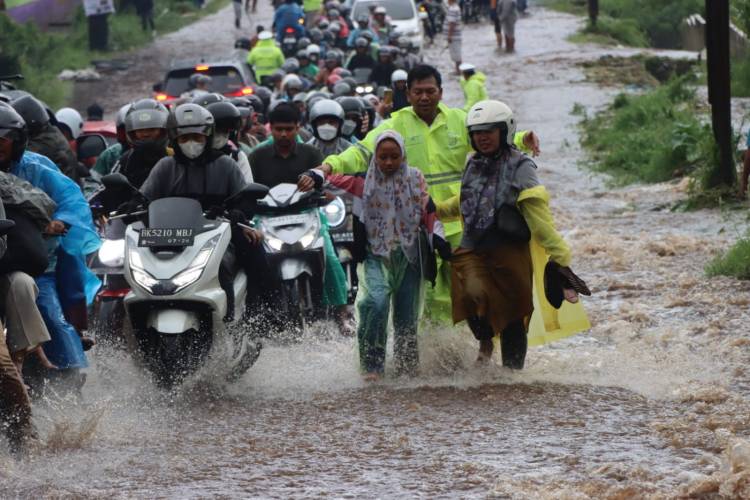 Cuaca Eksrim Melanda Karo , Jalur Jamin Ginting Macet Total , Ini Himbauan Kapolres AKBP Ronny Nicolas Sidabutar