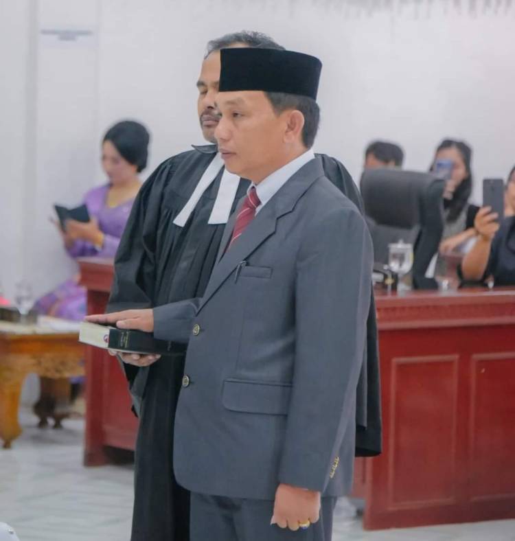 Wakil Bupati Humbahas Hadiri Pengambilan Sumpah Janji PAW Anggota DPRD Darwin Marbun