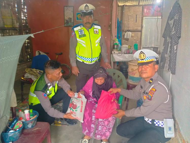 Safari Ramadan, Sat Lantas Polres Sergai Berikan Bantuan Masyarakat Kurang Mampu