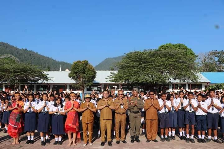 Capai Prestasi, Poltak Sitorus Berikan Motivasi Kepada Para Siswa Dan Guru SMP Negeri 1 Balige