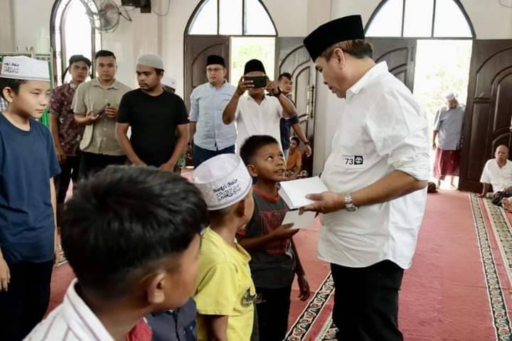 Sukhairi Salurkan Santunan tiga desa