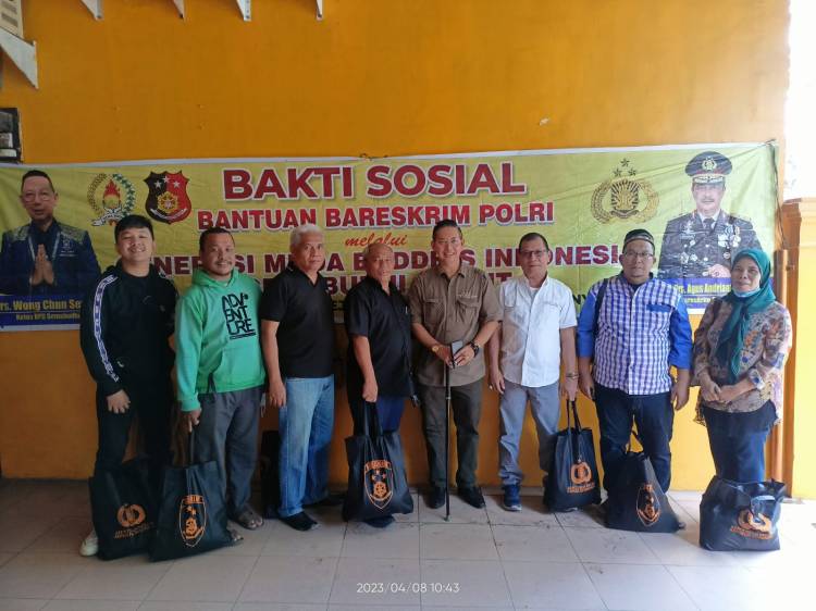 Bareskrim Polri dan Gemabudhi Sumut Bagi Paket Sembako kepada Wartawan DPRD Medan