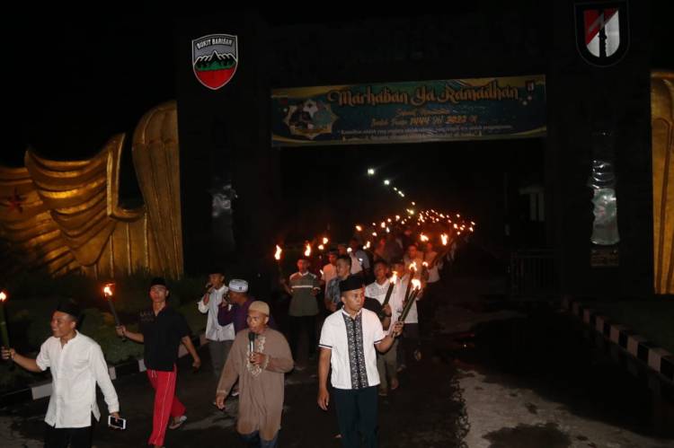 Meriahkan Idul Fitri 1444 H dan Mewujudkan Kegembiraan Umat Islam,Yonif Raider 100/PS Gelar Takbir Keliling