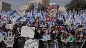 Warga Israel Melancarkan Protes Terbesar sejak Perang Mulai