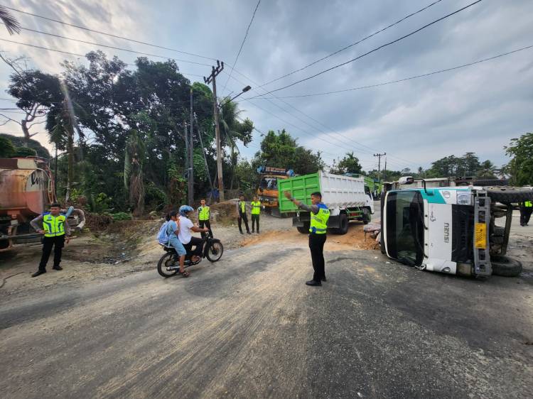 Truk Barang Terbalik di Durin Simbelang P.Batu Sebabkan Kemacetan Arus Mudik