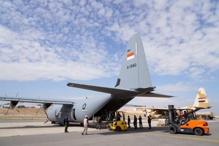 Pesawat Hercules TNI AU C 130 J (A-1340) Sukses Terjunkan Bantuan di Gaza