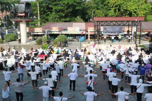 Wali Kota dan Kadis Kesehatan Senam Sehat Bersama Calon Jamaah Haji 2024