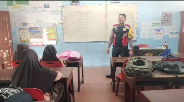 Briptu Julhamadi Munthe Menginspiratif, Ajar Anak Bahasa Arab di Madrasah Ibtidaiyah