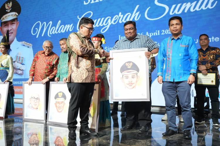 Media Sumut 24 Beri Penghargaan Pada Wali Kota Medan