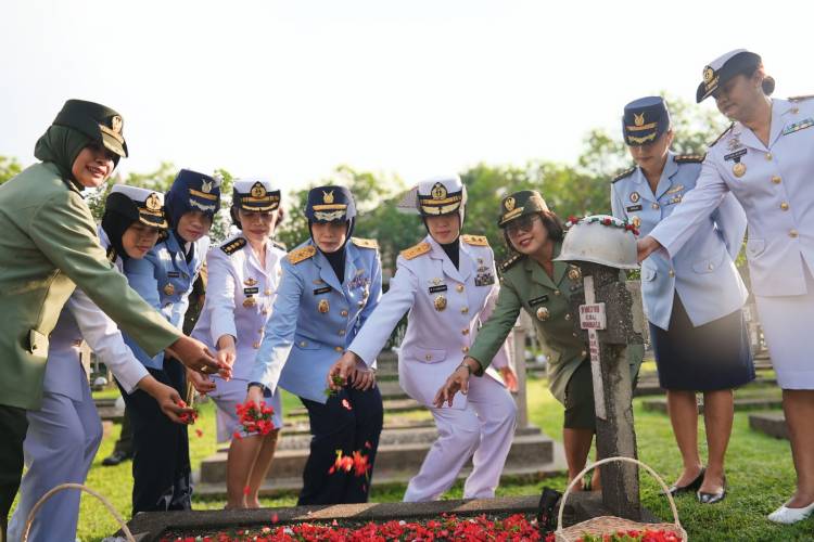 Wanita TNI Gelar Ziarah diTMPNU Kalibata