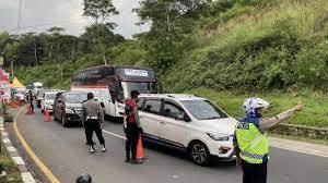 Break....Sopir  Seruduk Mobil Sedang Parkir Tepi Jalan