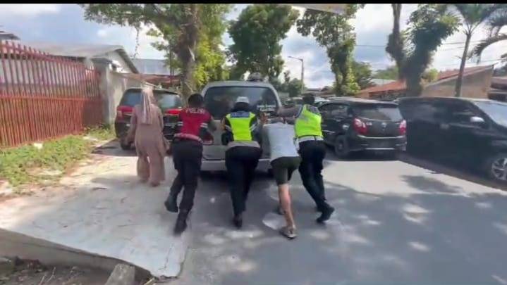 Aksi Heroik Kasat Lantas Pematangsiantar dan tim Dorong Mobil Mogok di jalan Tanjakan