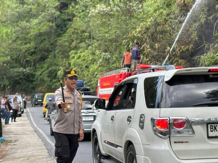 Polres Toba Tanggap Karhutla, Padamkan Api Bareng Damkar, BPBD dan Masyarakat