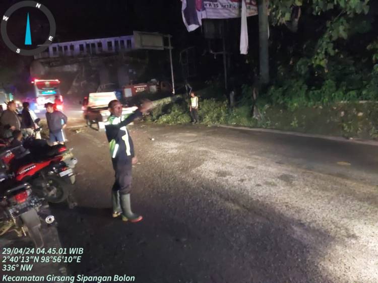 Aksi Cepat Polsek Parapat Buka Kembali Jalan Tertutup oleh Pohon Tumbang Dini Hari