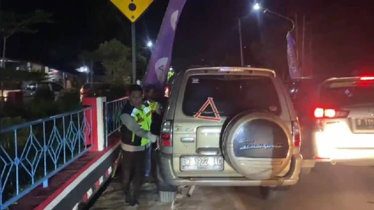 Aksi Kapolres Siantar Dorong Mobil Mogok, Hindari Macet