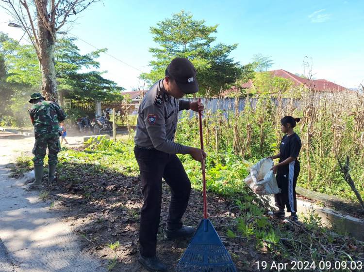 Polsek Porsea Bersama Babinsa dan Warga Kompak Gelar Gotong Royong