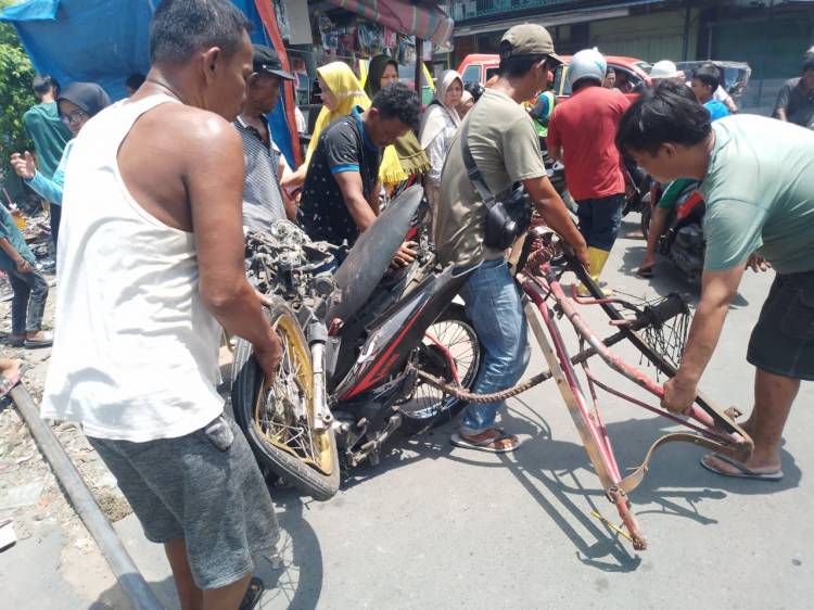 Pengendara Betor di Belawan Di Tabrak Kereta Api