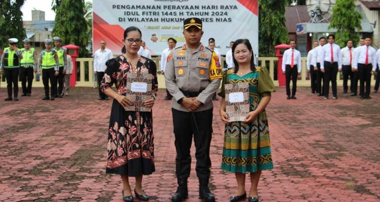 Kapolres Nias Berikan Penghargaan kepada 2 Ibu Bantu Serahkan Pelaku Pembunuhan  Personel Berprestasi Dapat Reward