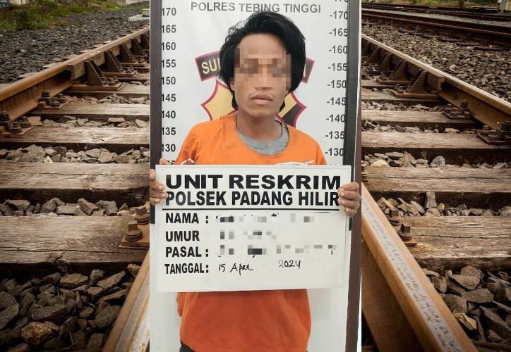 Ketahuan Curi Besi Rel KA, Pria Ini Digiring Polisi