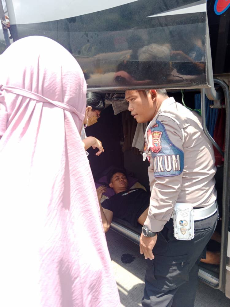 Kunci Baut Ban Terpental, Kernet Bus Terkapar