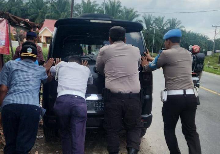 Operasi Ketupat Toba 2024, Polres Simalungun Bantu Pengendara Mogok di Jorlang Hataran