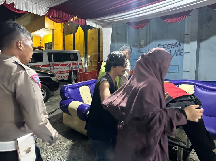 Personel Pos Yan 1 Jalan Medan Bantu Pengendara Septor Jatuh