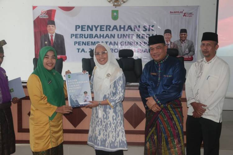 Diwakili Dr Karmila Sari, Komisi V DPRD Riau Serahkan SK Relokasi Guru  PPPK