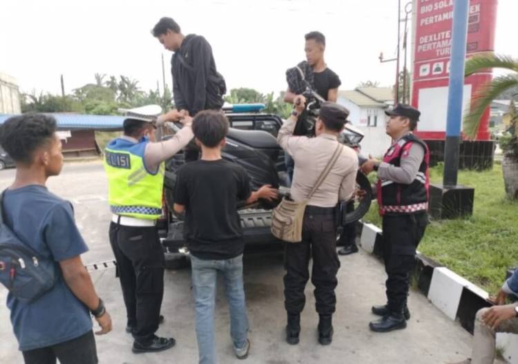 Petugas Pos PAM II Torgamba Sigap Tolong Korban Lakalantas