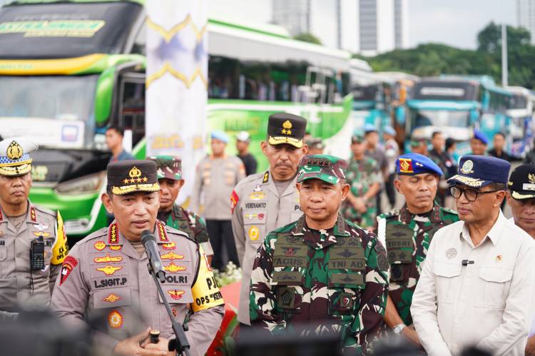 Panglima TNI Hadiri Pelepasan Mudik Gratis Polri Presisi 2024 di Silang Monas