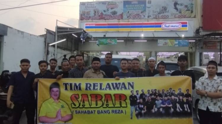SABAR Bagi Ratusan Takjil Gratis