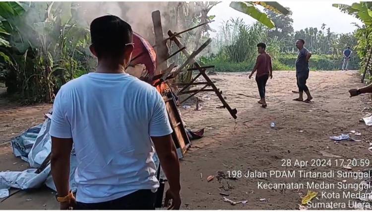 Warga dan Polisi Ngamuk, Lapak Judi dan Narkoba Lembah Berkah Dibakar