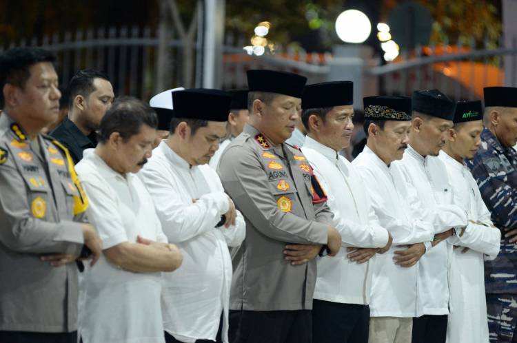 Malam Idulfitri 1445 H, Pejabat Gubernur dan Forkopimda Sumut Salat Isya Berjemaah