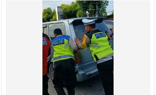 Dua PJU Polres Labuhanbatu Dorong Mobil Pemudik Yang Mogok