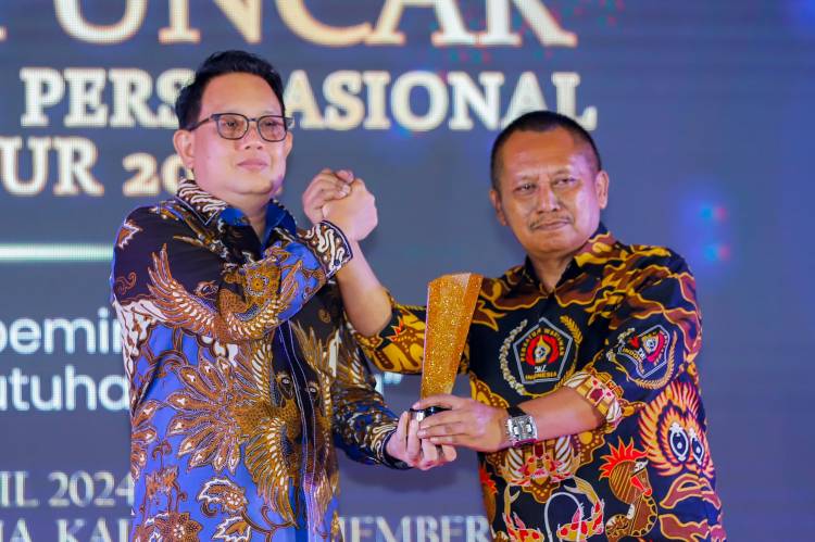Pj Gubernur Jatim Raih PWI Jatim Award 2024, Lutfil Hakim: Penghargaan Tertinggi PWI Jatim