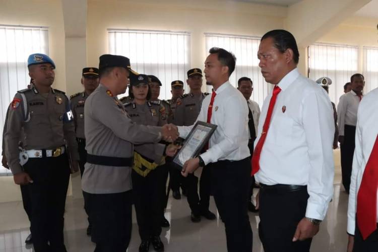 Personil dan Masyarakat Dapat Penghargaan dari Kapolres Karo