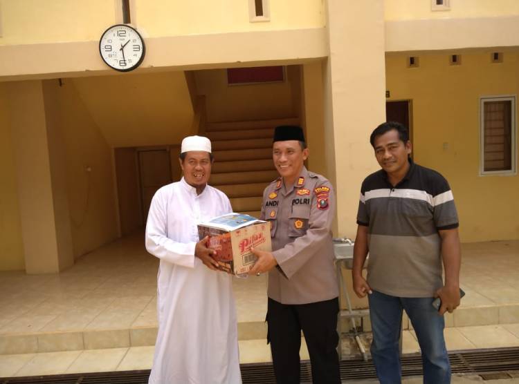 Polres Sergai Serahkan Bingkisan Lebaran Dari Polda Sumut Ke Pondok Pesantren Di Sergai