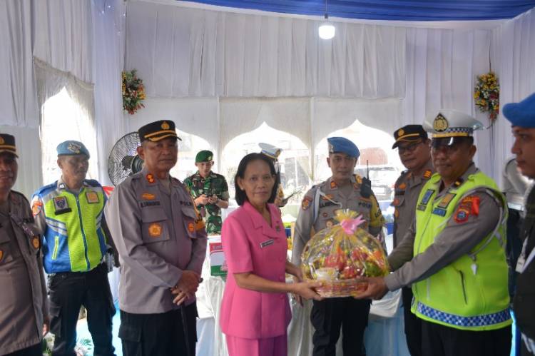 Berikan Bingkisan ke Petugas Pos Pam, Kapolres Labusel Sampaikan Arahan