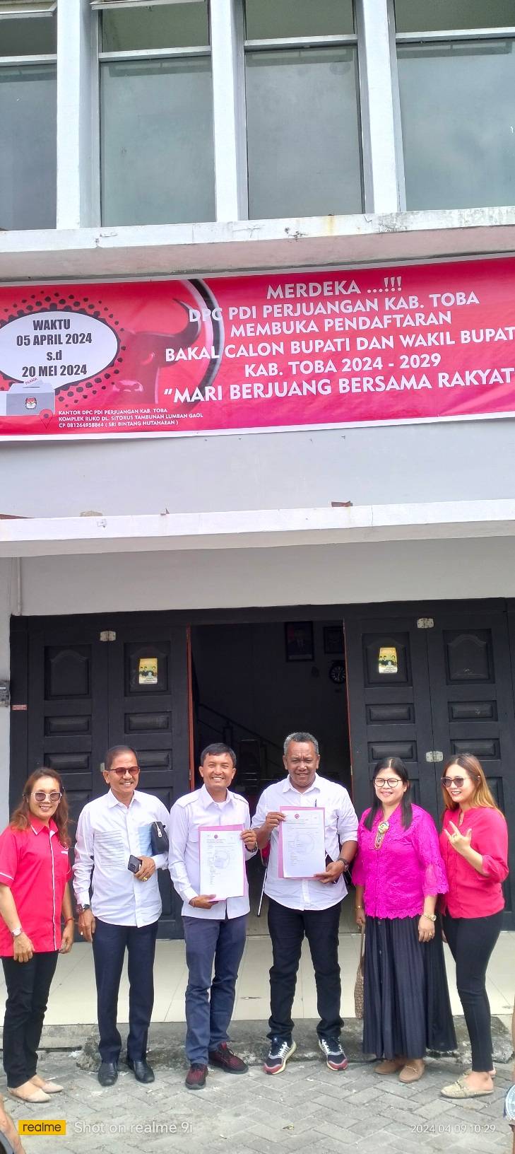 Tonny Simanjuntak dan Leonardo Sitorus mengambil formulir Bakal Calon Bupati Toba