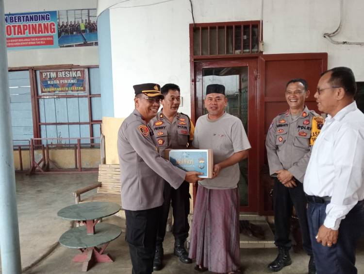 Polres Labusel Bagi Bingkisan Lebaran