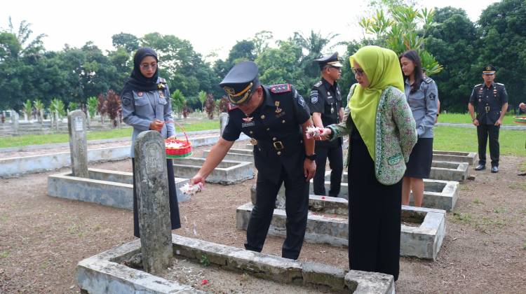 Lapas Kelas IIA Pematangasiantar Meriahkan HBP Ke &ndash; 60 Dengan Ziarah Ke Taman Makam Pahlawan