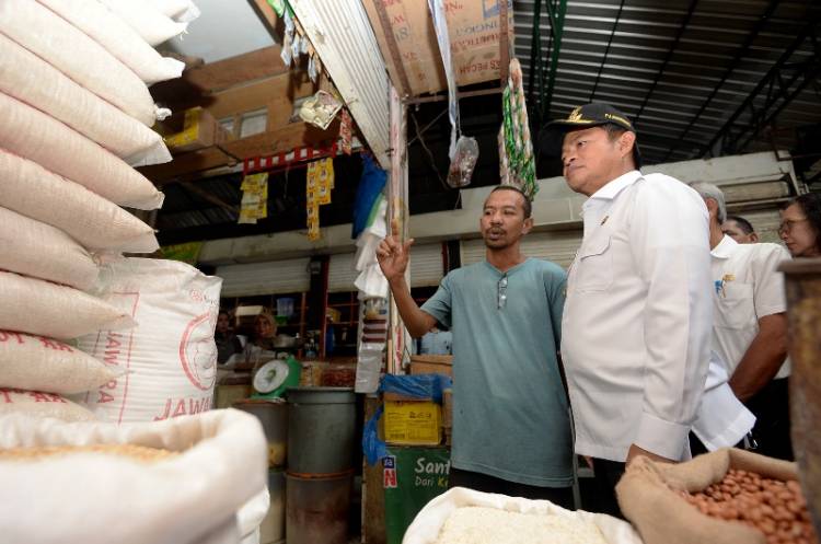 Tinjau Pasar Sei Sikambing Jelang Lebaran, *Pj Gubernur Sumut: Masyarakat Jangan Panik dan Tetap Belanja dengan Bijak