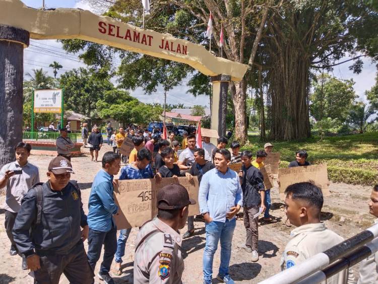 Sat Samapta Gelar Pengamanan Unjuk Rasa Masyarakat Nagori Tangga Batu Tuntut Sarana Olahraga dari PTPN IV