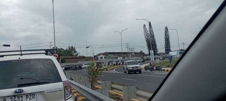 Macet Total Sepanjang 3 KM di Pintu Tol Sinaksak