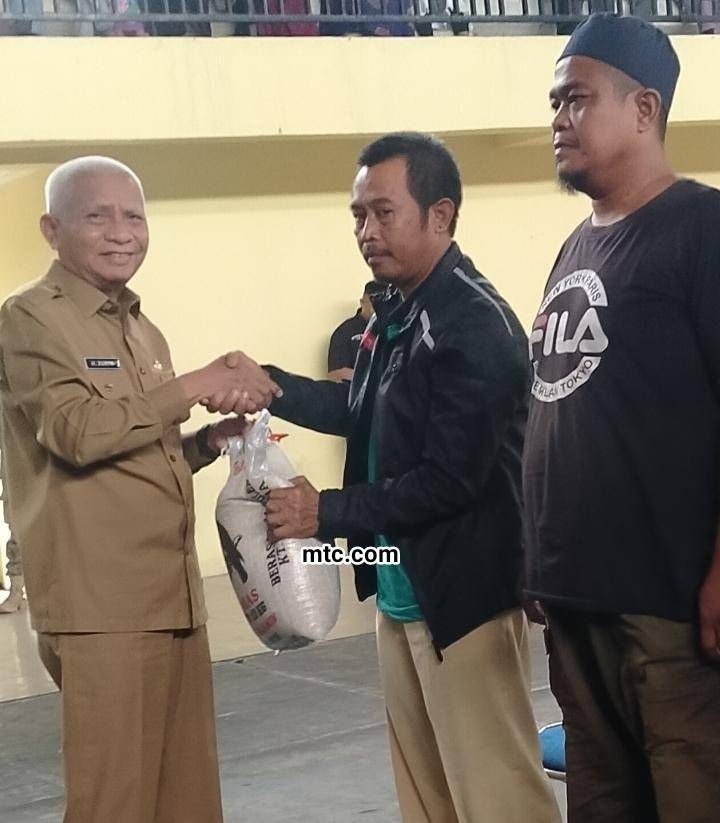 Seribu Kaum Dhuafa Dapat Bantuan Beras