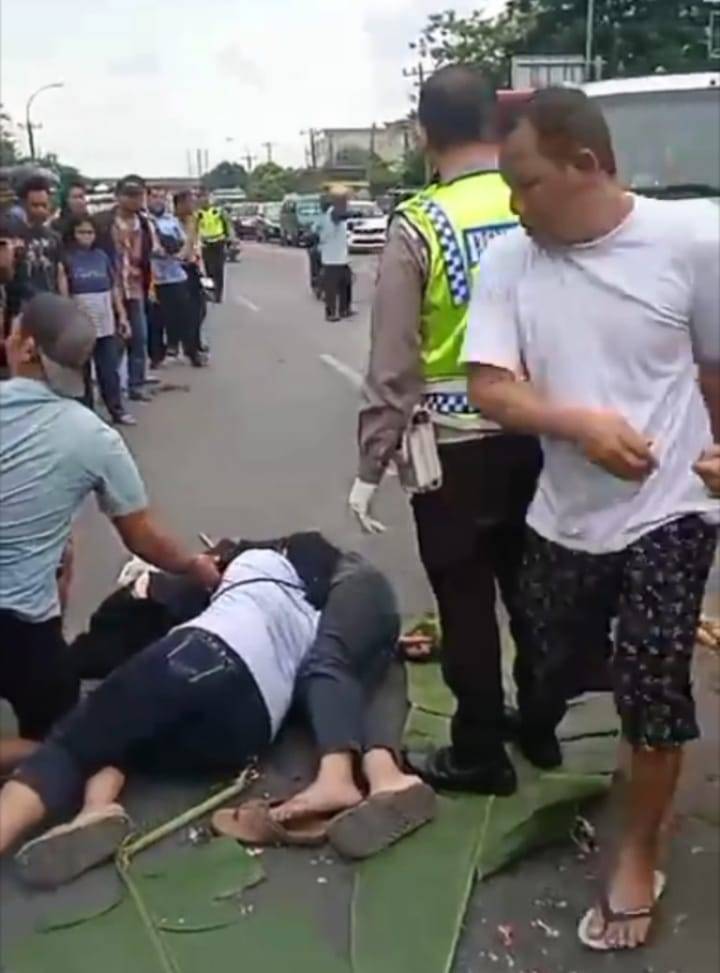 ABG  Tewas Ditabrak Bus Pariwisata