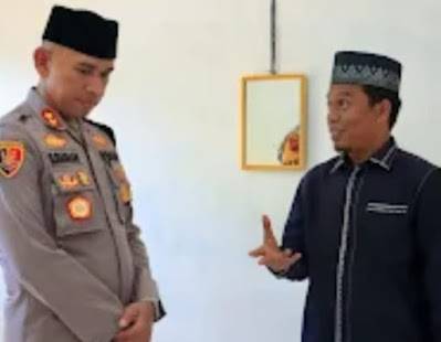 Kapolres Pelabuhan Belawan Halal Bihalal Ke Rumah Kediaman Ustadz Zakaria.