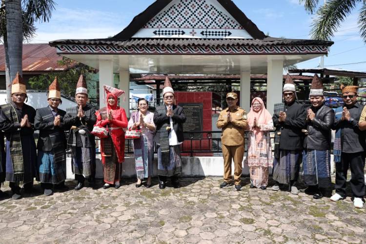 Sambut HUT ke 154 Kota Siantar, Wesly dan Herlina Ziarah ke Makam Raja Sang Naualuh Damanik